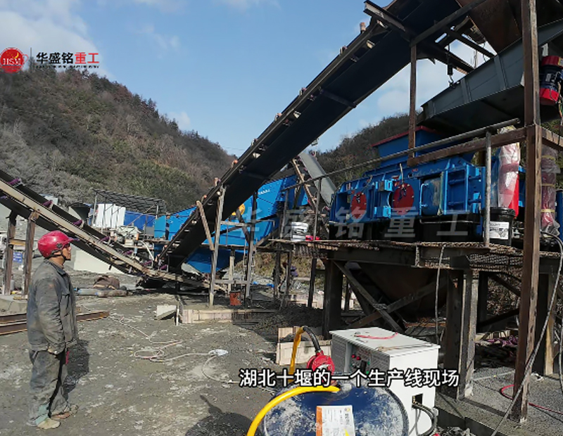 湖北十堰1010對輥破碎機(jī)破碎玄武巖生產(chǎn)現(xiàn)場
